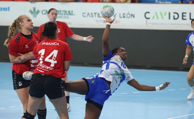 Jallow lanza en seis metros.